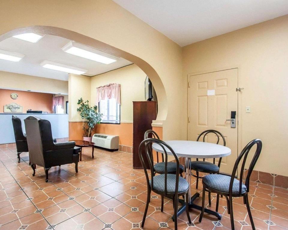 Econo Lodge Inn & Suites I-20, Exit 73 Тускалуса Экстерьер фото