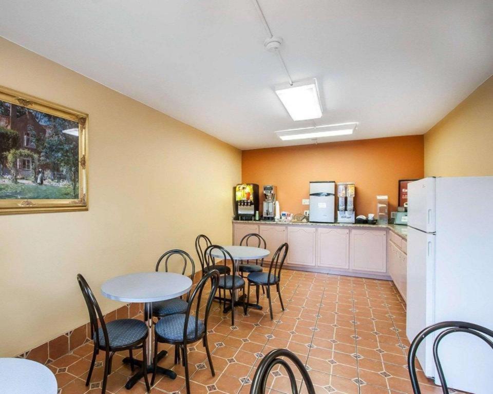 Econo Lodge Inn & Suites I-20, Exit 73 Тускалуса Экстерьер фото