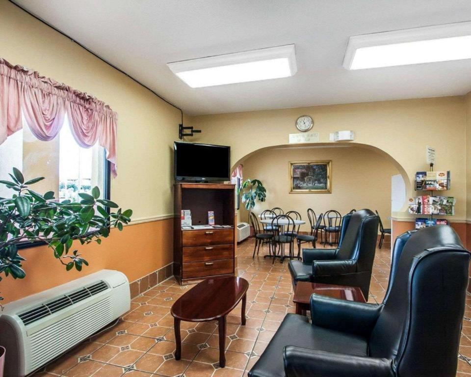 Econo Lodge Inn & Suites I-20, Exit 73 Тускалуса Экстерьер фото