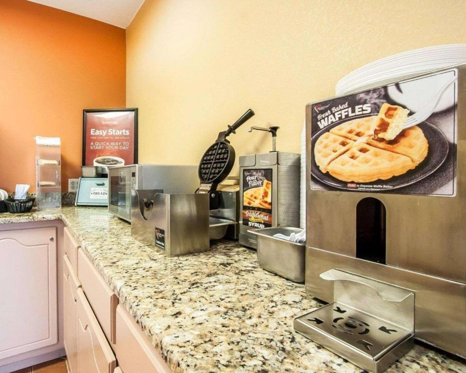 Econo Lodge Inn & Suites I-20, Exit 73 Тускалуса Экстерьер фото