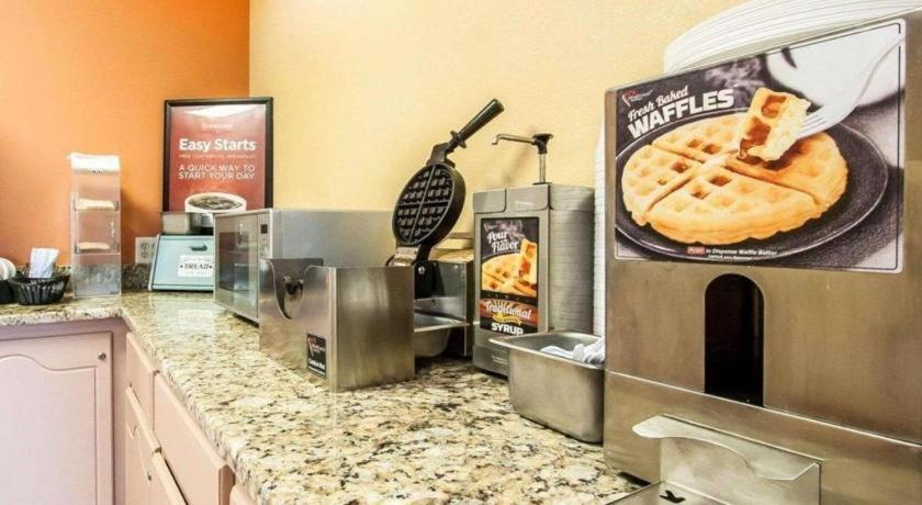 Econo Lodge Inn & Suites I-20, Exit 73 Тускалуса Экстерьер фото