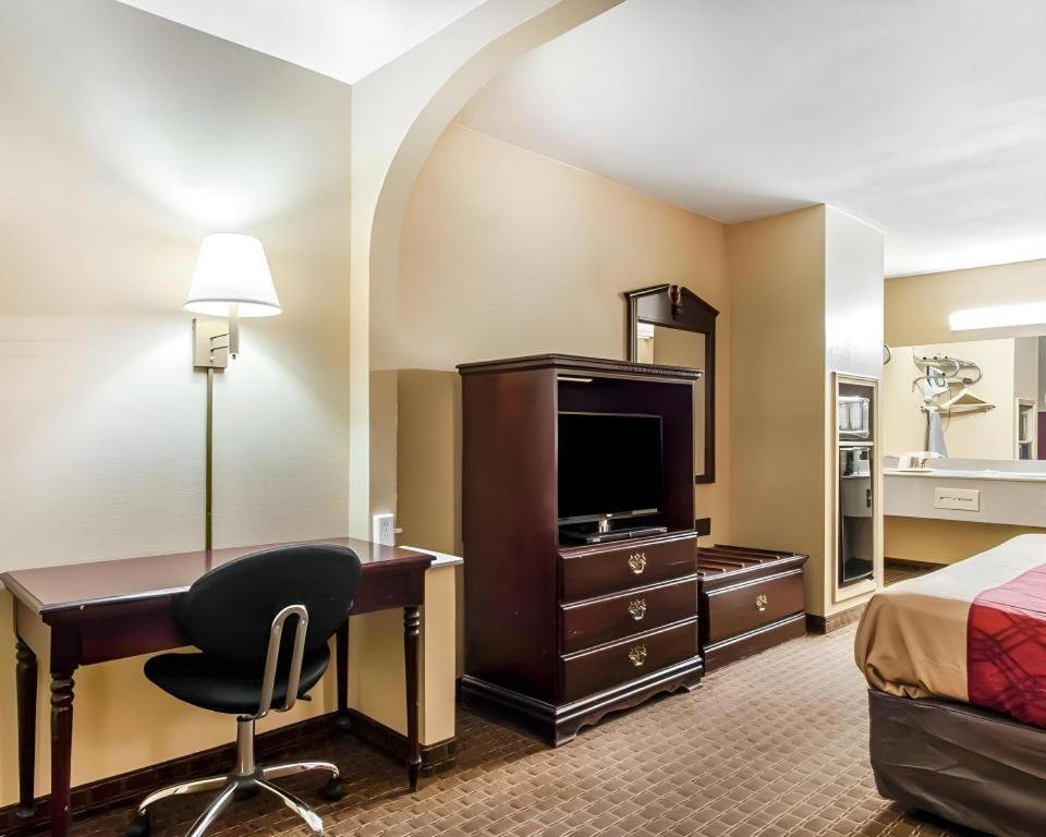 Econo Lodge Inn & Suites I-20, Exit 73 Тускалуса Экстерьер фото