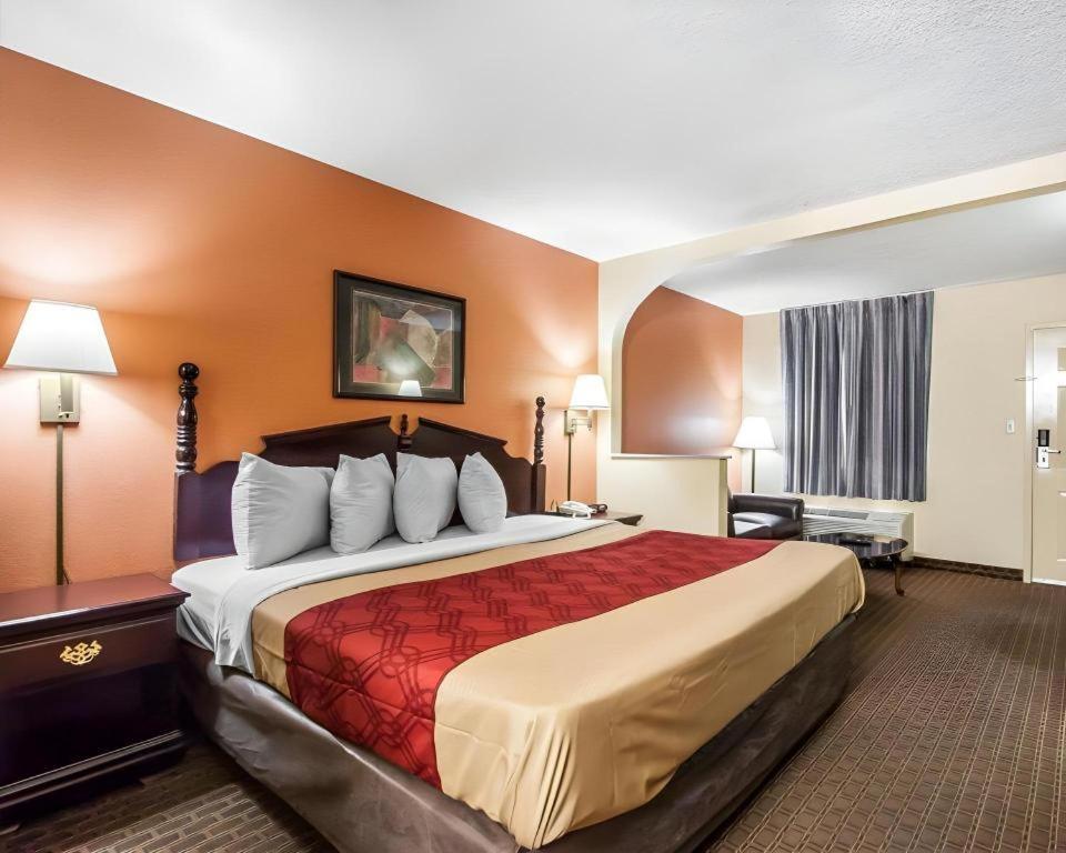 Econo Lodge Inn & Suites I-20, Exit 73 Тускалуса Экстерьер фото