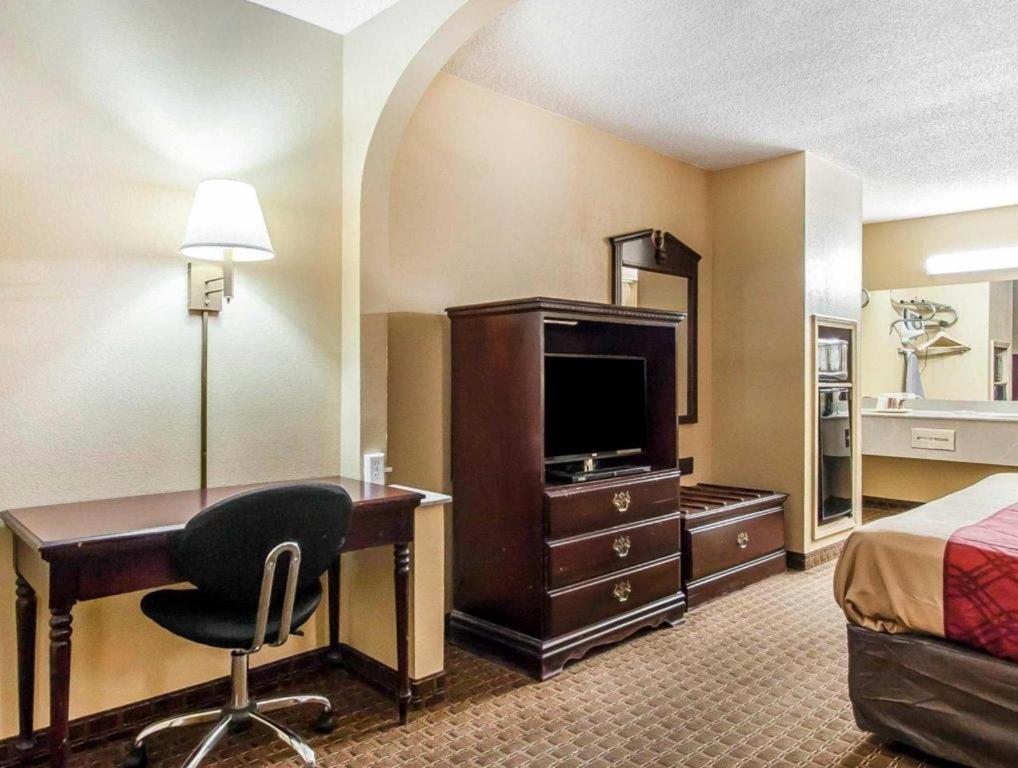 Econo Lodge Inn & Suites I-20, Exit 73 Тускалуса Экстерьер фото