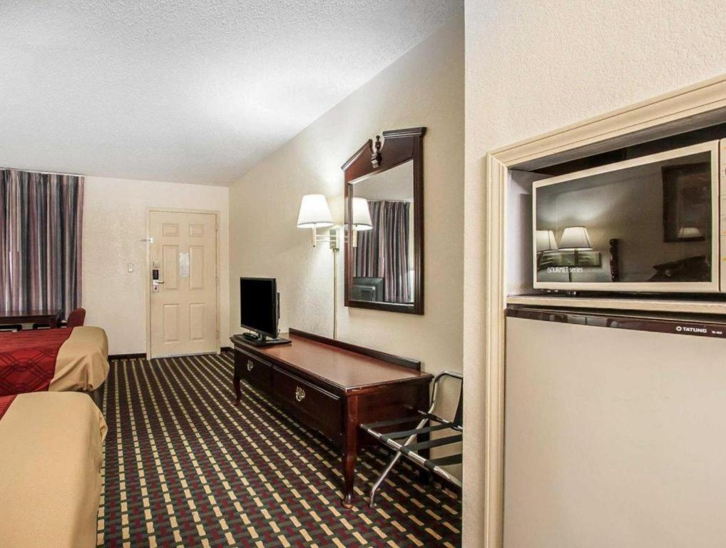 Econo Lodge Inn & Suites I-20, Exit 73 Тускалуса Экстерьер фото