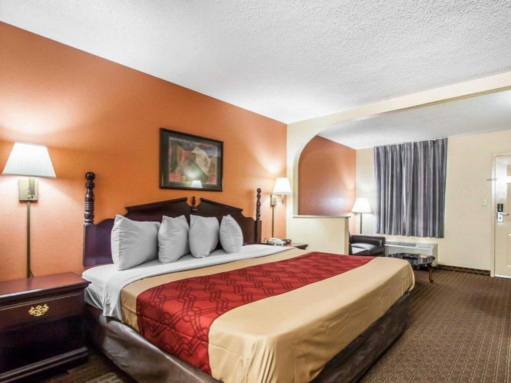 Econo Lodge Inn & Suites I-20, Exit 73 Тускалуса Экстерьер фото