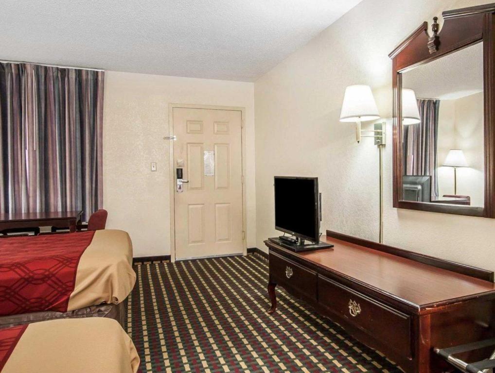Econo Lodge Inn & Suites I-20, Exit 73 Тускалуса Экстерьер фото