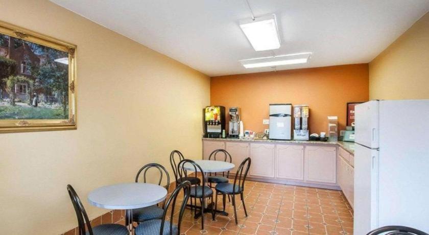 Econo Lodge Inn & Suites I-20, Exit 73 Тускалуса Экстерьер фото