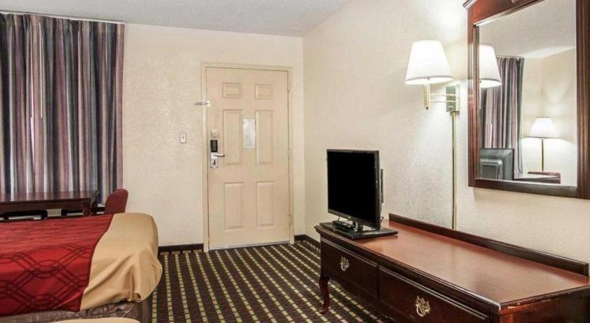 Econo Lodge Inn & Suites I-20, Exit 73 Тускалуса Экстерьер фото