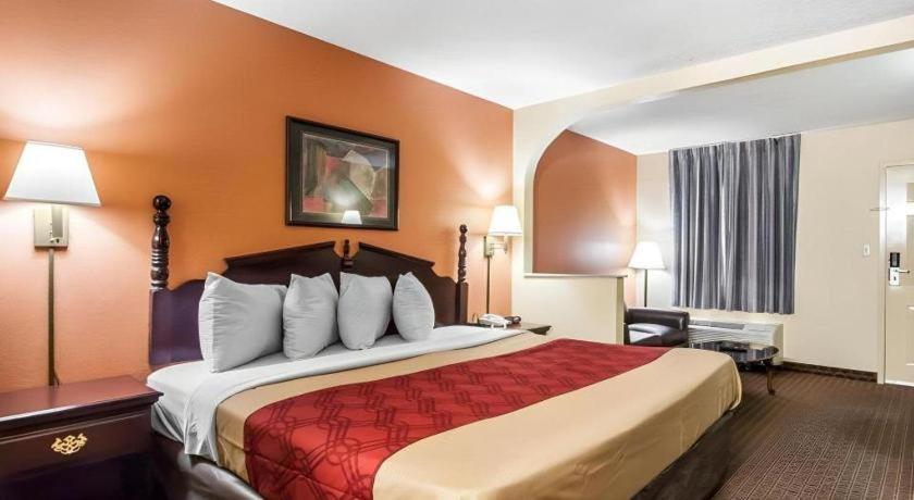 Econo Lodge Inn & Suites I-20, Exit 73 Тускалуса Экстерьер фото