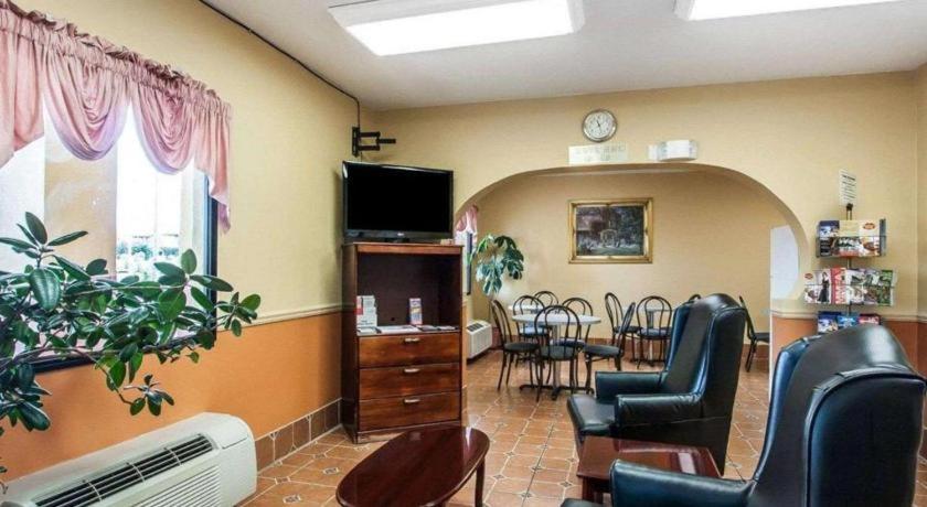 Econo Lodge Inn & Suites I-20, Exit 73 Тускалуса Экстерьер фото